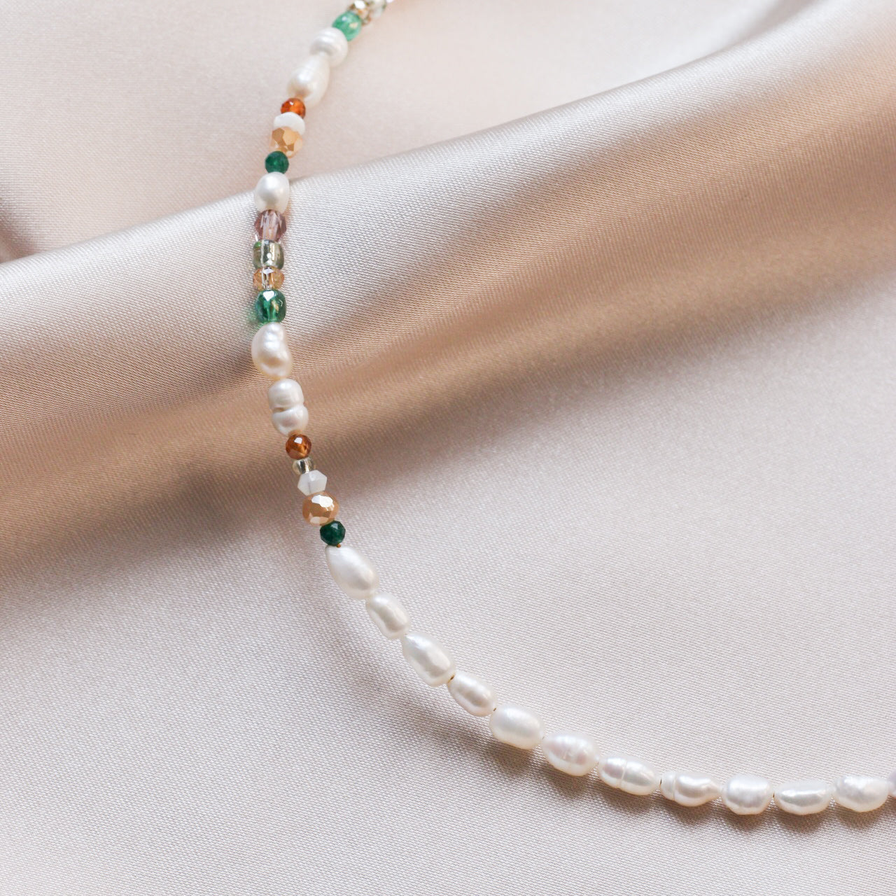 *Nouveauté* Collier en perles d'eau douce et en verre vintage