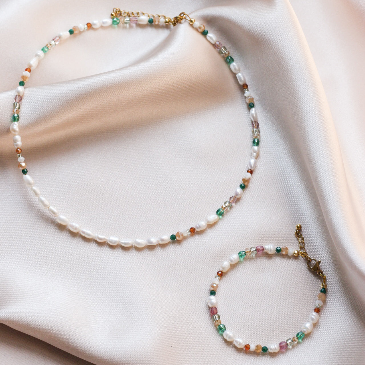 *Nouveauté* bracelet en perles d'eau douce et en verre vintage