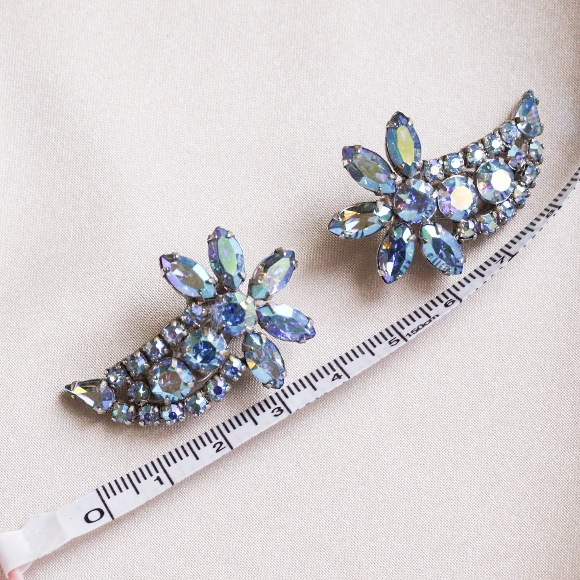 *Trésor vintage* boucles d'oreilles à clips crawler grandes en aurora borealis bleue de milieu de siècle Gustave Sherman (signées)