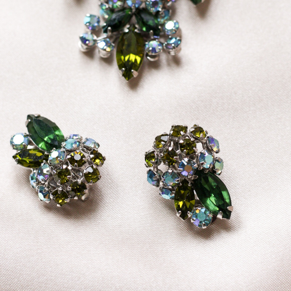 *Trésor vintage* Gustave Sherman extrêmement rare ensemble de boucles d'oreilles et de collier en cristal autrichien tri-couleur vert et bleu années 50(signé)