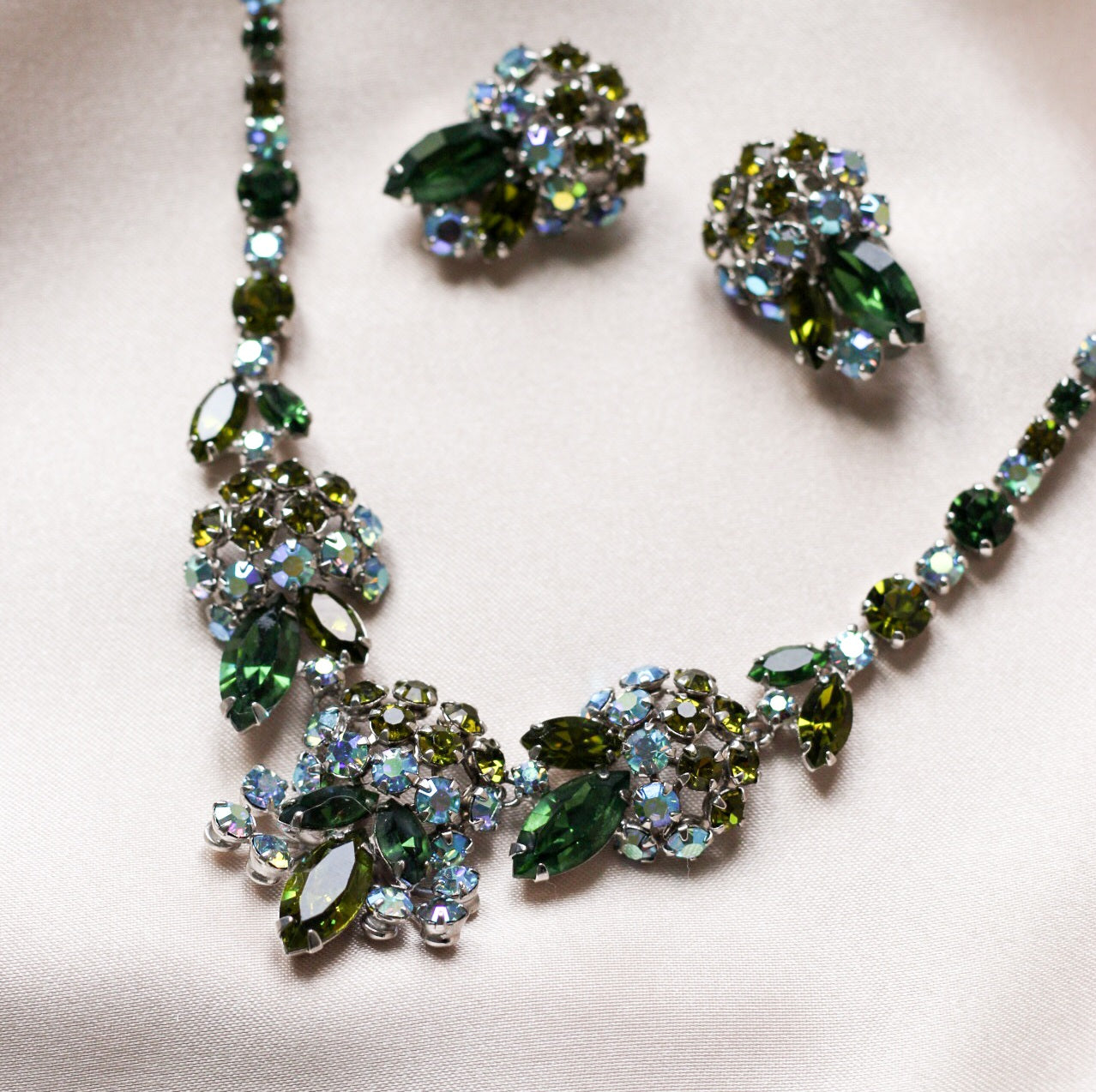 *Trésor vintage* Gustave Sherman extrêmement rare ensemble de boucles d'oreilles et de collier en cristal autrichien tri-couleur vert et bleu années 50(signé)