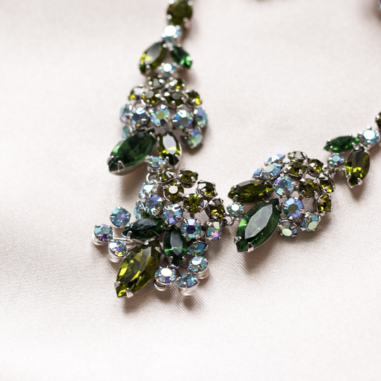 *Trésor vintage* Gustave Sherman extrêmement rare ensemble de boucles d'oreilles et de collier en cristal autrichien tri-couleur vert et bleu années 50(signé)