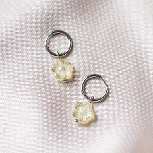 *Nouveauté* Boucles d'oreilles Lydia en jaune beurre - Acier inoxydable