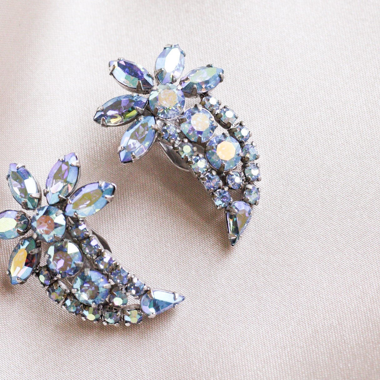 *Trésor vintage* boucles d'oreilles à clips crawler grandes en aurora borealis bleue de milieu de siècle Gustave Sherman (signées)