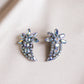 *Trésor vintage* boucles d'oreilles à clips crawler grandes en aurora borealis bleue de milieu de siècle Gustave Sherman (signées)