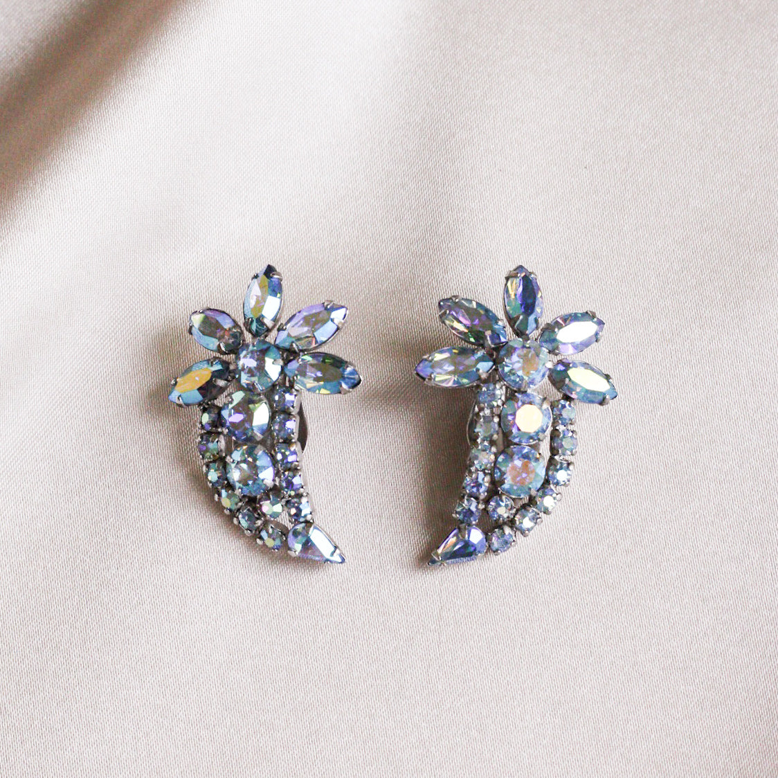 *Trésor vintage* boucles d'oreilles à clips crawler grandes en aurora borealis bleue de milieu de siècle Gustave Sherman (signées)