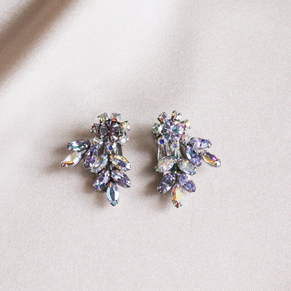 *Trésor vintage*Boucles d'oreilles clip-on crawler aurora borealis lavande Gustave Sherman années 50 (signées)