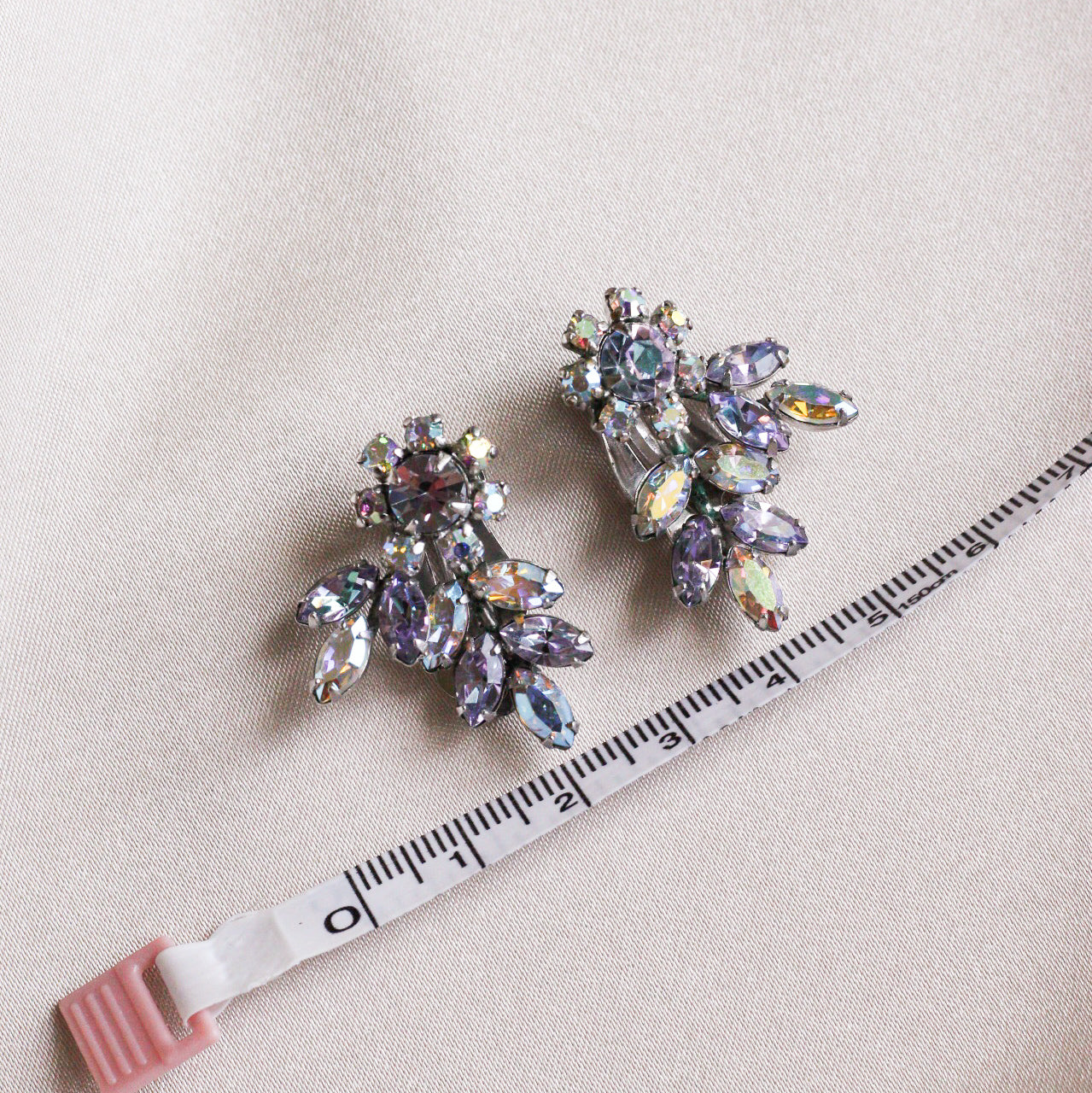 *Trésor vintage*Boucles d'oreilles clip-on crawler aurora borealis lavande Gustave Sherman années 50 (signées)