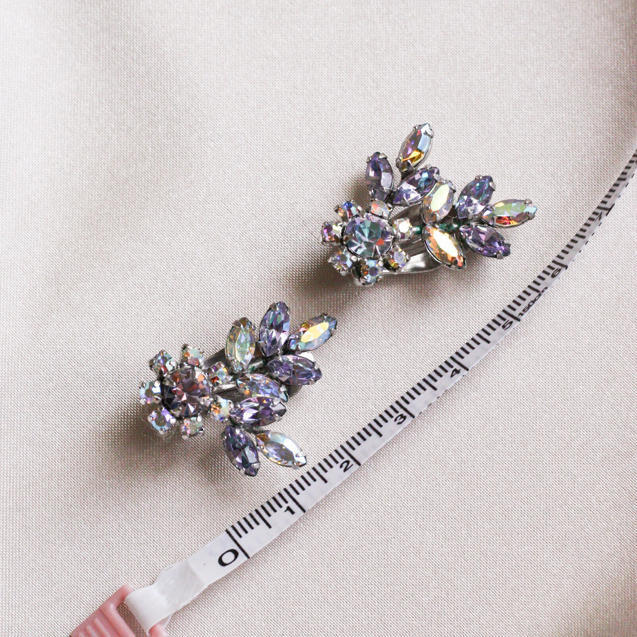 *Trésor vintage*Boucles d'oreilles clip-on crawler aurora borealis lavande Gustave Sherman années 50 (signées)