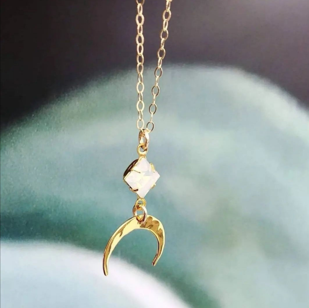Moonglow necklace - Opal
